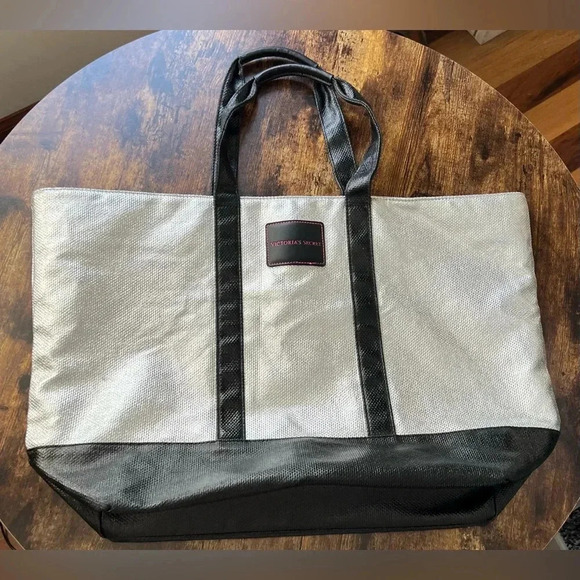 Victoria’s Secret | Limited Edition Silver
Weekender Tote Bag 2017. - Picture 3 of 16